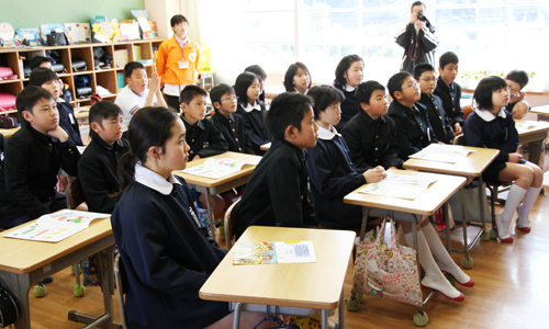 真剣な表情で紙芝居を見つめる児童