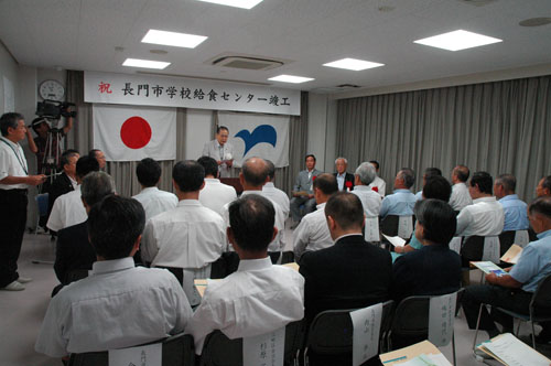 式典で式辞を述べる南野市長
