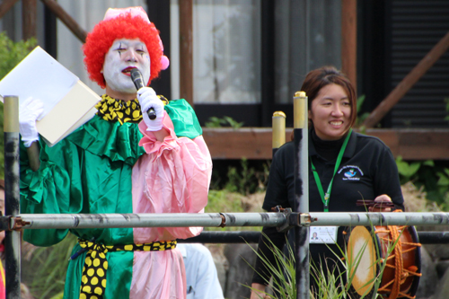 司会のピエロが会場を盛り上げた