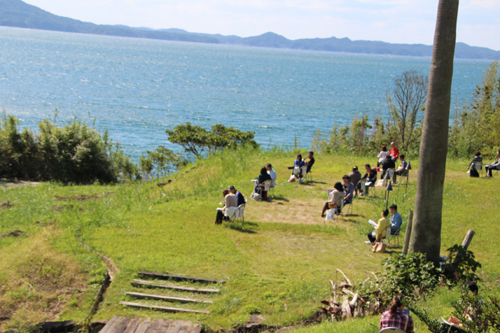 油谷湾を望む絶景を前に会話が弾む