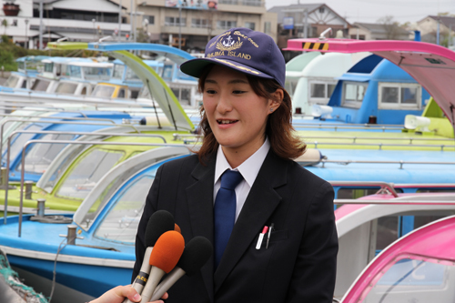 初の操船を終え、安堵の表情の岡村さん