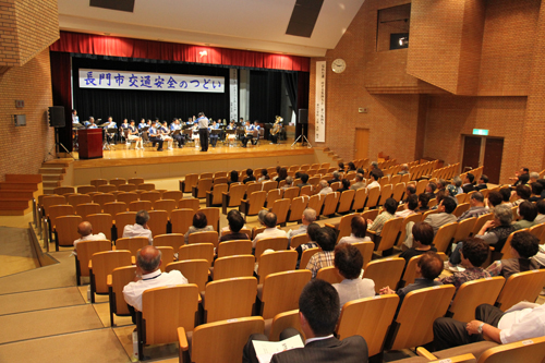 県警音楽隊の演奏を楽しむ