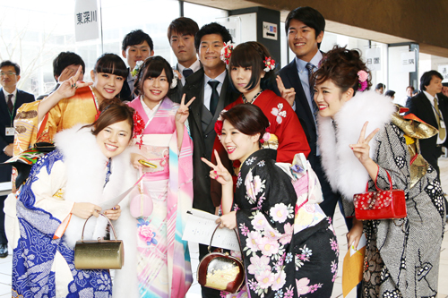 友人と再会し写真撮影を楽しむ参加者