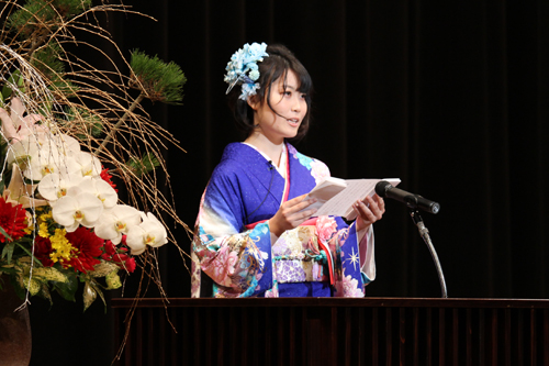 新成人を代表して「二十歳の声」を述べる村岡美紀さん