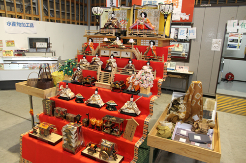店舗内には、お雛様が飾られる