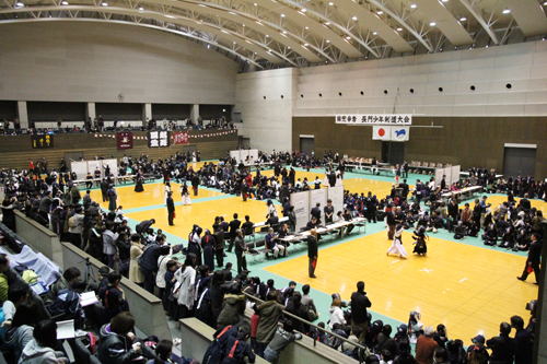 選手や応援者でアリーナはいっぱい