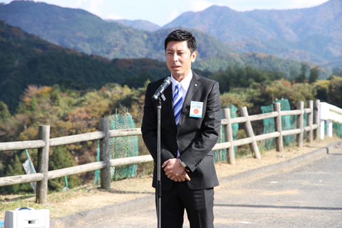 あいさつする前川理事長