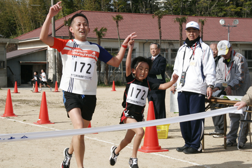 ペアの部１位でゴールした野村さん
