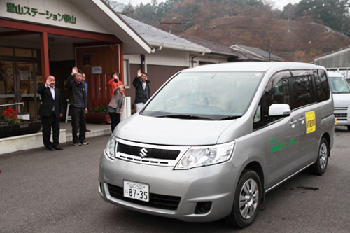 見送られながら出発する車両
