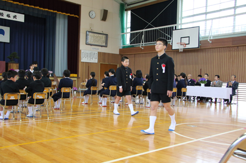拍手で卒業生が送られる