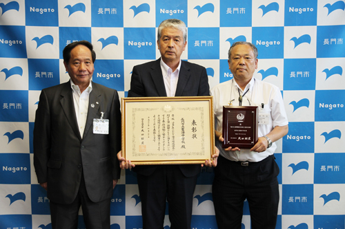 受賞を報告した中原校長（中央）