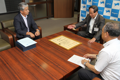 大西市長が活動について話を聞く