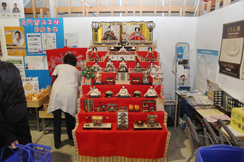 店内にはお雛様が展示された