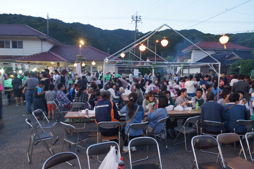 多くの人でにぎわう会場