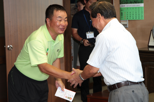 激励費を受け取る角野監督
