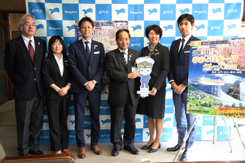 関係者と記念撮影