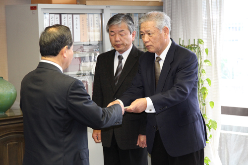 市長に答申を渡すところ