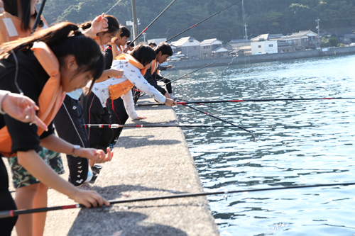 波止場で魚釣りを楽しむ