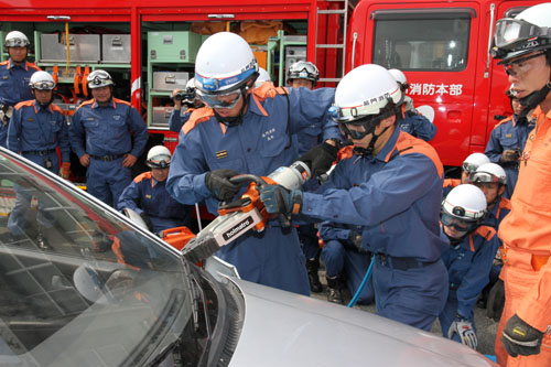 救助器具を使って車のピラーを切る