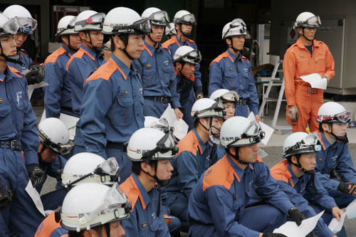 真剣なまなざしで研修を受ける