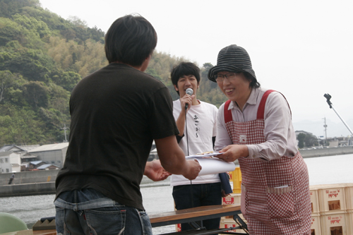 表彰を受ける新平会の新宅浩子さん