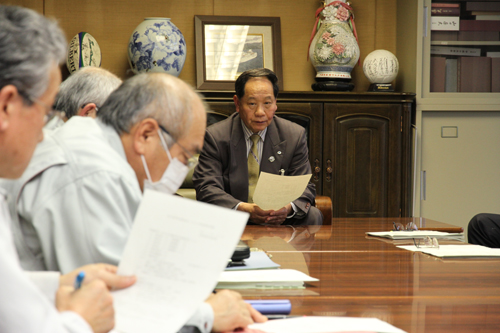 項目について確認する大西市長
