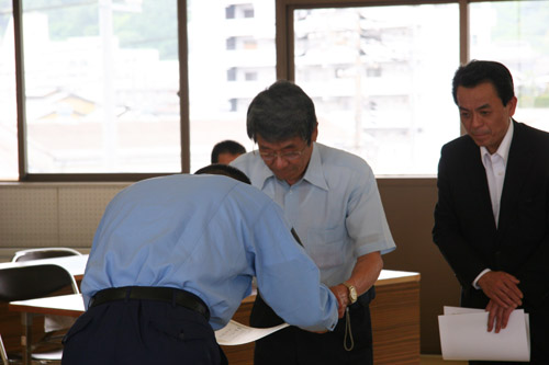 表彰を受ける長門ビルサービスの下松さん