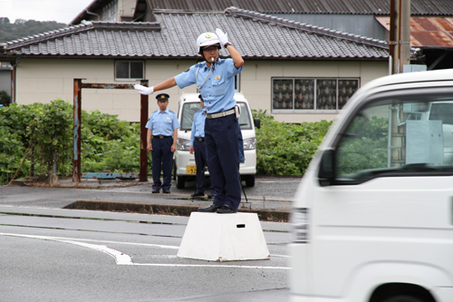 1人ずつ順番に交差点の中心に立つ