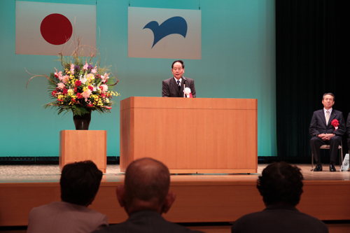 壇上であいさつをする大西市長