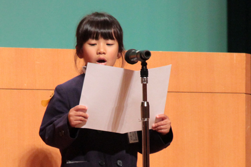 お祝いの言葉を贈る向津具小学校１年の仲子和里さん