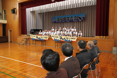 鯨唄保存会の会員に披露