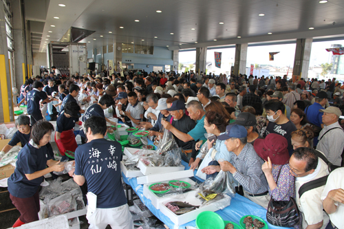 鮮魚の直売は大人気