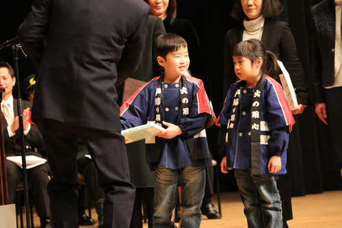 優良クラブ団体表彰を受ける日置保育園幼年消防クラブ