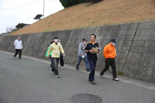 所在不明者を探す参加者