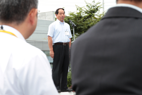 壇上であいさつをする大西市長