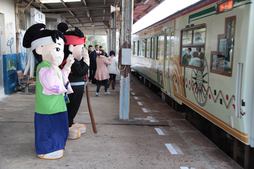 仙崎駅に到着した山陰観光列車みすゞ潮彩