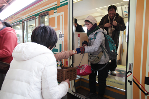 駅に降り立つ利用者