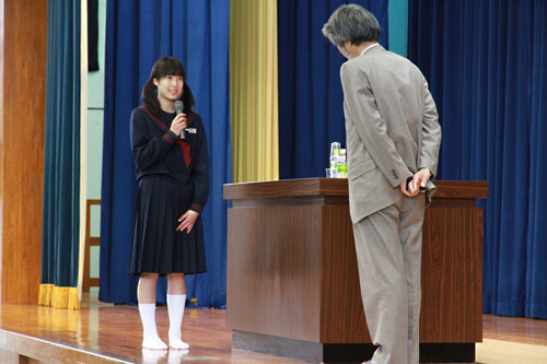 講演のお礼を述べる生徒会長の田中里枝さん