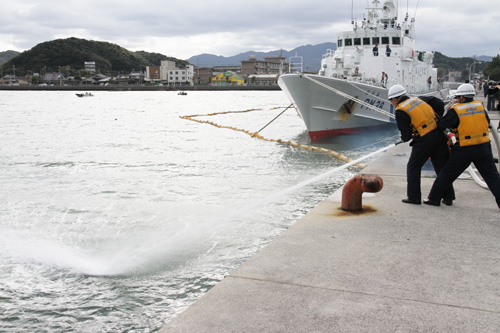 放水により海面の油をかくはんし、油分の消滅を促進する