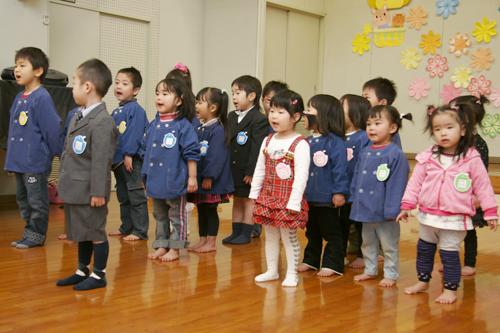 楽しく歌を歌う園児たち
