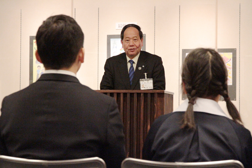 受賞者の前であいさつをする大西市長