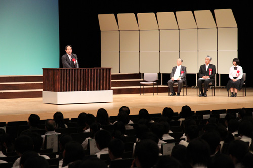 大西市長は「文化活動をまちづくりに生かしてください」と歓迎の言葉を送った