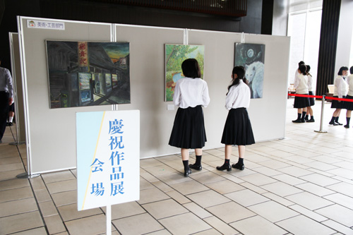 ロビーでは美術作品などの展示が行われた