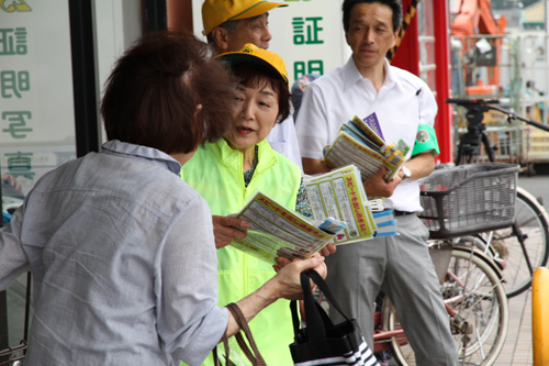 来店者に交通安全啓発グッズを手渡す