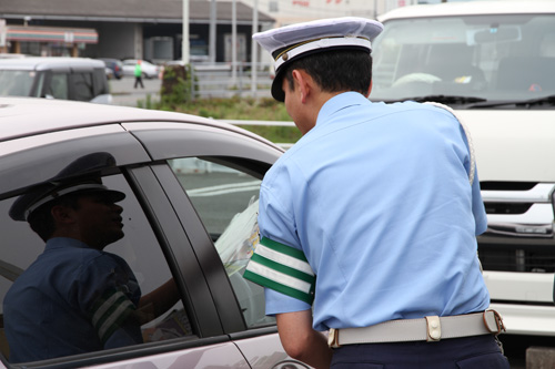 警察署員や地域交通安全活動推進委員など約15人が参加