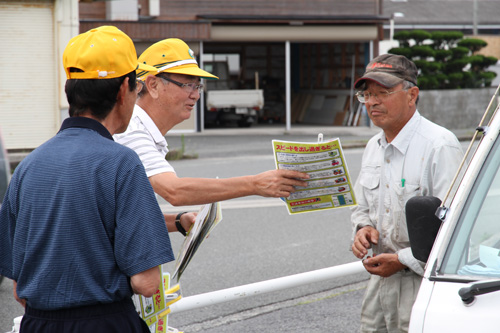 反射材やうちわなどが入った啓発グッズは100部程度用意された