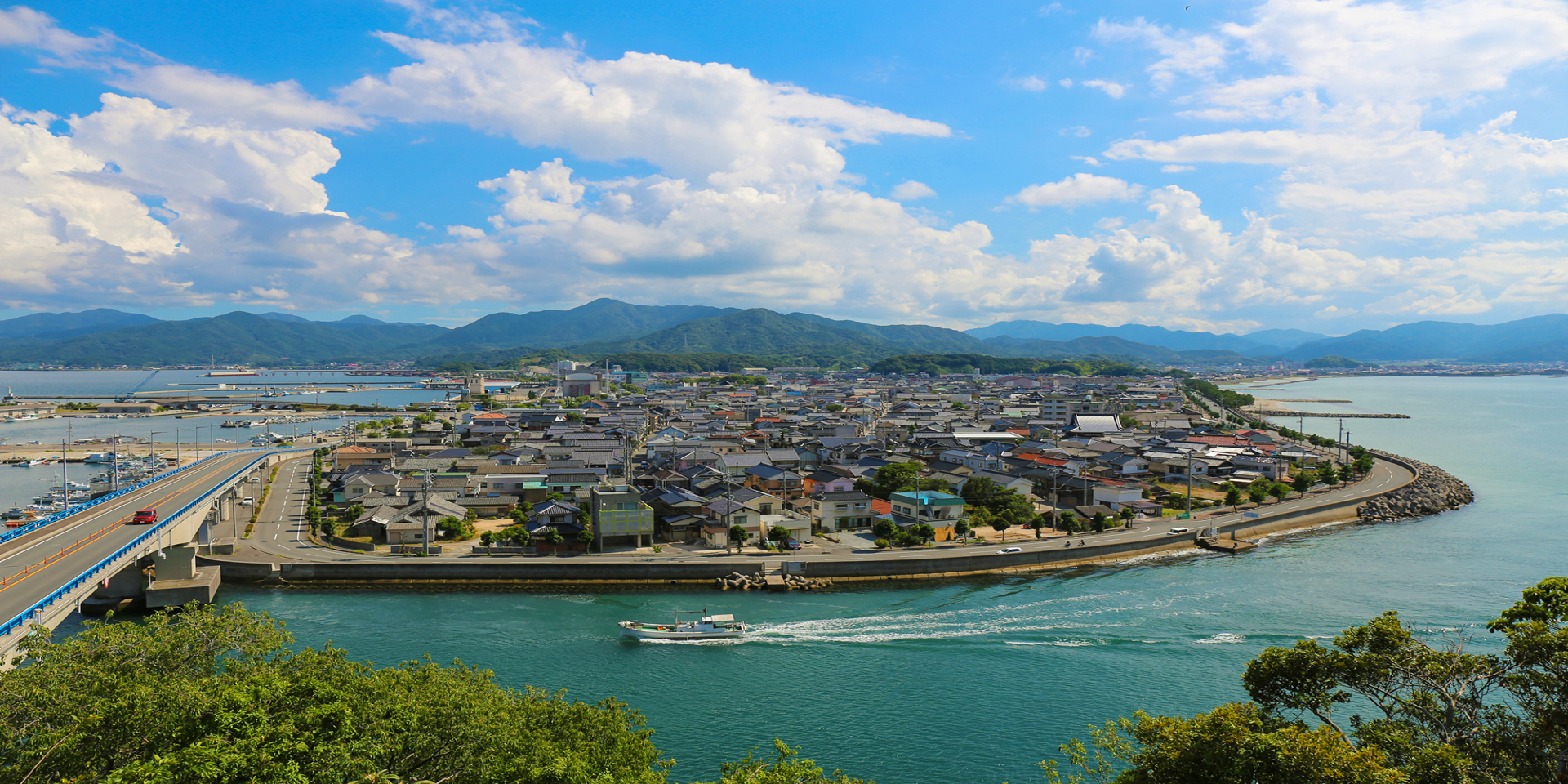 上空からの漁港の写真