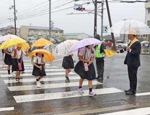 市長と登校する児童たち