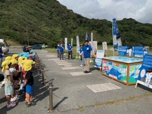 市長が拾い箱について説明する様子