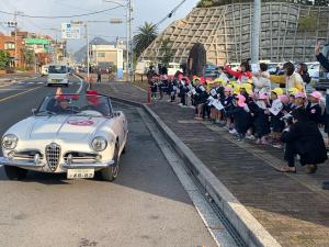 深川幼稚園の園児が声援を送る様子